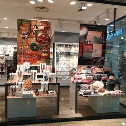 Bijou Brigitte - Vitrine octobre 2018