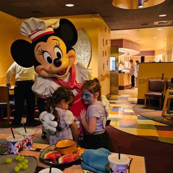 Goofy's Kitchen - Minnie - American Near Me - Anaheim, California