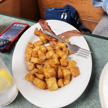 Lucky Loggers Restaurant - Hash browns & bacon - American Near Me - Saco, Maine