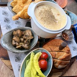 Café Dommel 18 - Cheese is Life (Fondue)