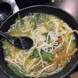 Pork and 75 Yunnan Rice Noodle Soup w/ Pork & Pickled Cabbage 云南小锅米线