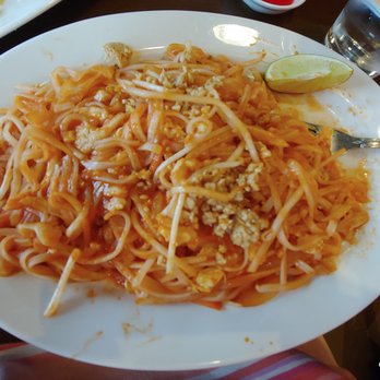 Queen's Chopstick - Chicken Pad Thai - Chinese Near Me - Corvallis, Oregon