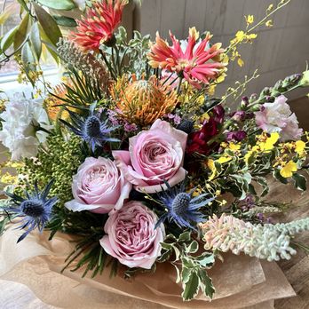 Fleurs de Moufette - Splash of sunlight - by Fleurs de Moufette - Florists Near Me Fleurs de Moufette - Splash of sunlight - by Fleurs de Moufette - Florists Near Me