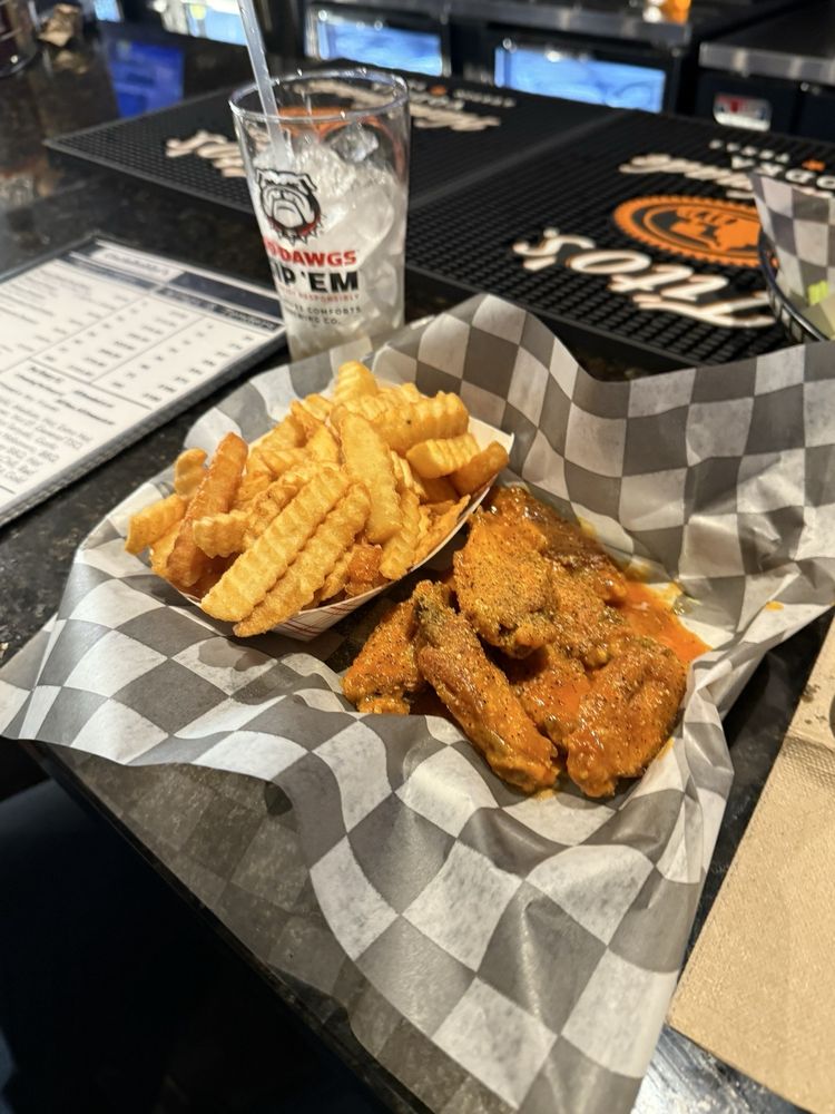 Uncle Bobby's Wings & Beer Logo
