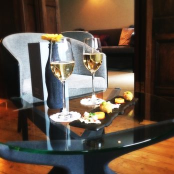 The Clock House Restaurant - Drinks in the bar - British Near Me - Woking, SRY