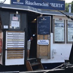 Räucherschiff Berta - Im Hafen von Lauterbach