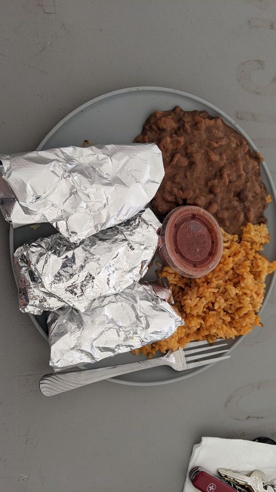 Ma’ias Comida Mexicana Logo