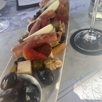 The Singular - Cheese and Chilean Meat Board - Hotels Near Me - Santiago, RM