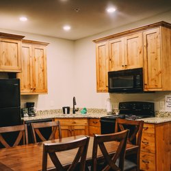 Sawtelle Mountain Resort - Family Suite Kitchen