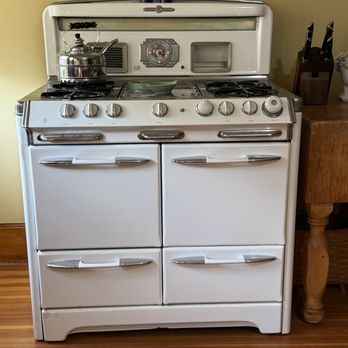 Hauberg Estates - Beautiful old gas stove/oven - Civic Center Near Me - Rock Island, Illinois