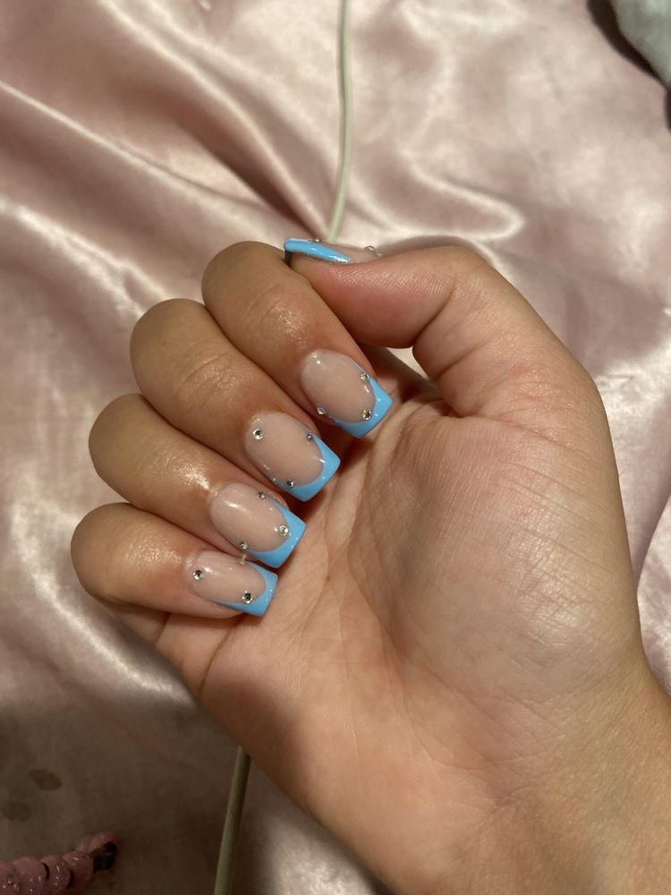 LV Nails & Spa Logo
