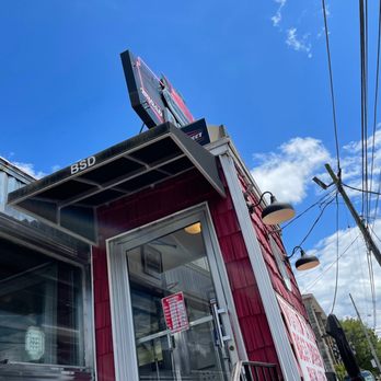 Broad Street Diner - Exterior shot of entrance from outdoor seating - Diners Near Me - Keyport, New Jersey Broad Street Diner - Exterior shot of entrance from outdoor seating - Diners Near Me - Keyport, New Jersey