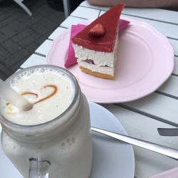Miss Törtchen - Banane-Karamell Frappé und Torte Erdbeer-Weiße Schokolade