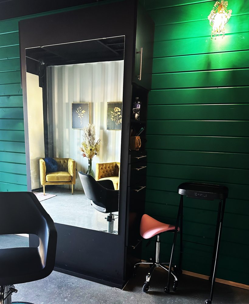 Emerald Loft Salon Logo