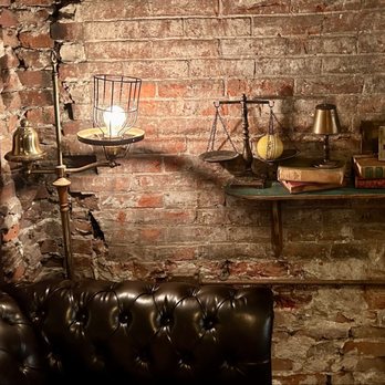 Harp & Crown - Nice decor touches - New American Near Me - Philadelphia, Pennsylvania