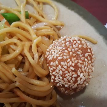 Hard Wok Buffet - Lo Mein and red bean sesame bun - Chinese Near Me - New City, New York Hard Wok Buffet - Lo Mein and red bean sesame bun - Chinese Near Me - New City, New York