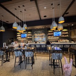 Cooper's Hawk Winery & Restaurant - Bar area
