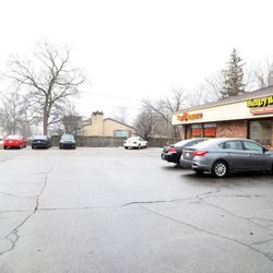 Hungry Howie's Pizza - Easy parking on site