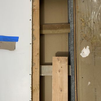 BO Construction - 在玻璃门和扶手的后面增加木头 - General Contractors Near Me