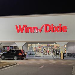 Winn-Dixie - The exterior at night