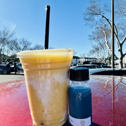 Succo Cold-Pressed - The Booster smoothie and a spirulina shot