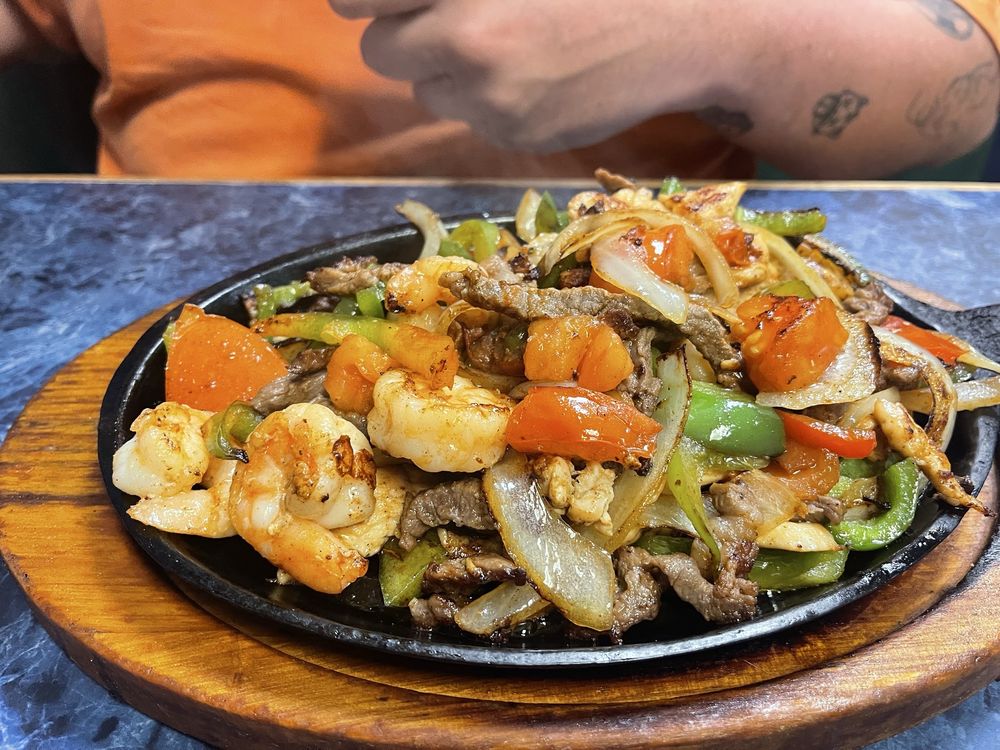 Manantial Mexican Grill Logo