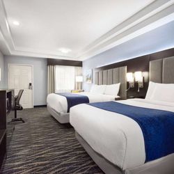 Days Inn & Suites by Wyndham Houston Hobby Airport - Guest room