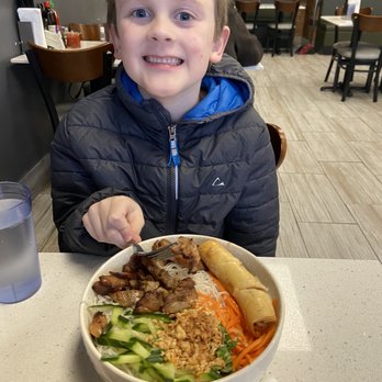 Pho 4 U - B02 - Vermicelli with Grilled Chicken and Spring Roll - Vietnamese Near Me - London, Ontario