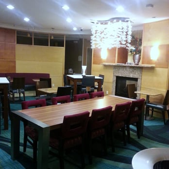 SpringHill Suites by Marriott Boise West/Eagle - breakfast room off lobby - Hotels Near Me - Boise, Idaho
