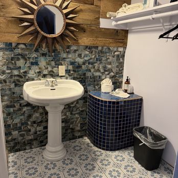 Inn At Avila Beach - Wash room - Resorts Near Me - Avila Beach, California Inn At Avila Beach - Wash room - Resorts Near Me - Avila Beach, California