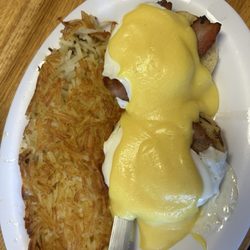 Dottie's Hometown Cafe - Eggs benedict