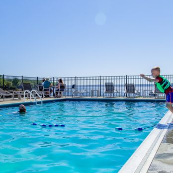 Smuggler's Cove Inn - Pool - Hotels Near Me - East Boothbay, Maine Smuggler's Cove Inn - Pool - Hotels Near Me - East Boothbay, Maine