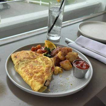 Parlay Restaurant - Chicken omelette - Pizza Near Me - Methuen, Massachusetts
