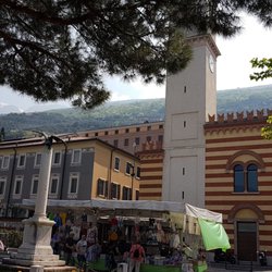 El Cossett - Blick auf den kleinen Markt, ein Monument und die Chiesa di San Zeno