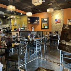 Zoni's Coal Fired Pizza - Dining area