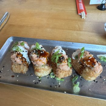 SuViche - Sushi and Ceviche - Spicy Salmon Roll - Sushi Bars Near Me - Miami Beach, Florida