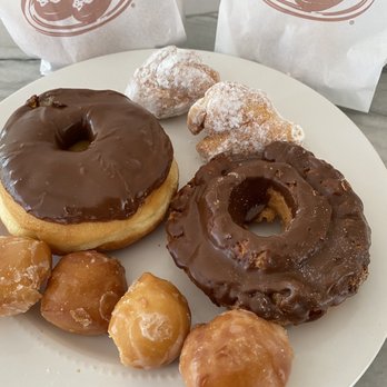 Lloyd's Donut Kitchen - Raised chocolate, old fashioned chocolate, donut holes, and cream puffs - Donuts Near Me - Fremont, California Lloyd's Donut Kitchen - Raised chocolate, old fashioned chocolate, donut holes, and cream puffs - Donuts Near Me - Fremont, California
