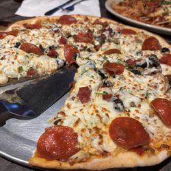 Salvatori's Supreme Pizza (14 inch.)
