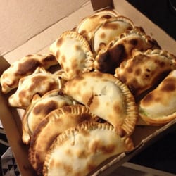 Ragazza - Pedimos un par de empanadas Mc. Ragazza, con salchicha, queso cheddar, muzzarella y panceta *_*
