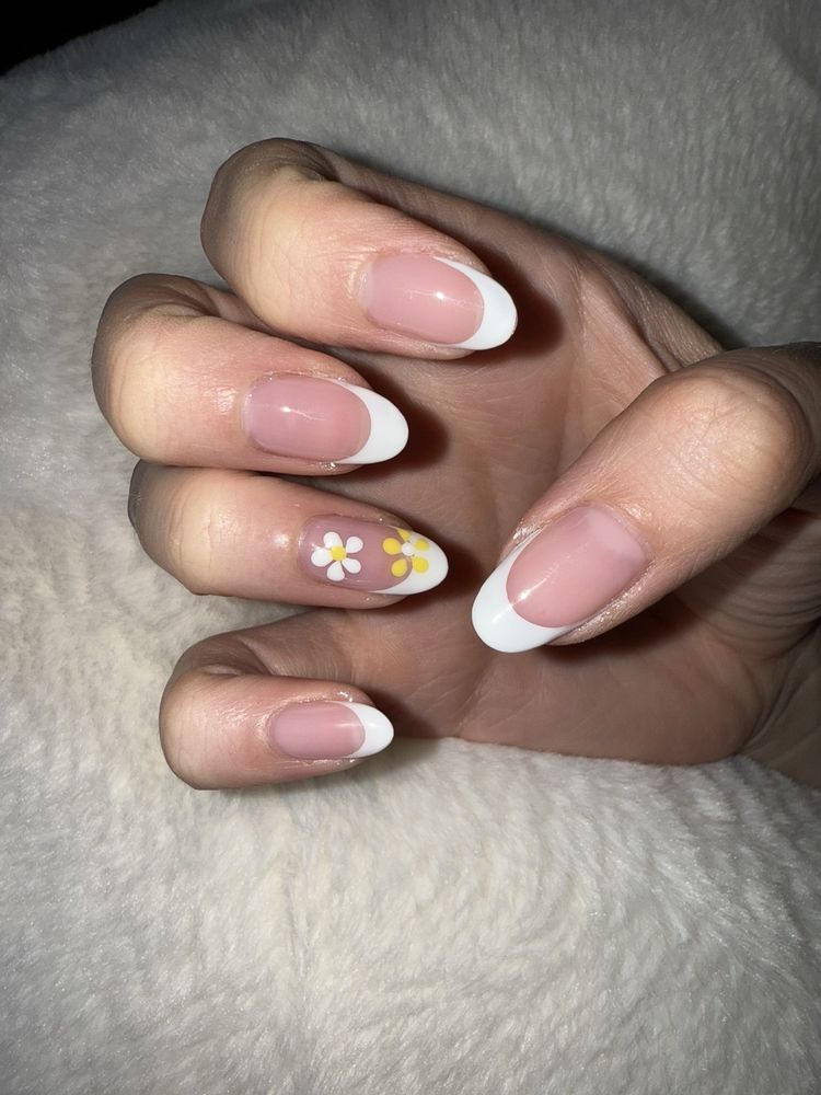 Henna's Nail Lounge Logo