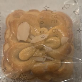 85°C Bakery Cafe-Henderson - Almond moon cake - Bakeries Near Me - Henderson, Nevada