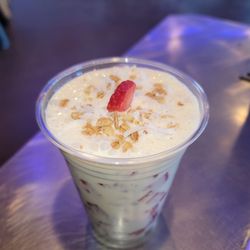 Santana's Mexican Food - Fresas con crema, granola y coco
