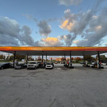 Love's Travel Stop - Gas Stations Near Me - Waddy, Kentucky