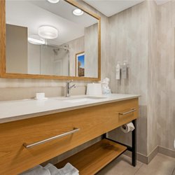Hampton Inn Rocky Mount - Guest room bath