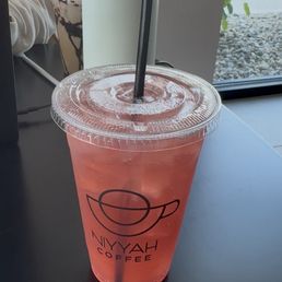 Sparkling strawberry lemonade