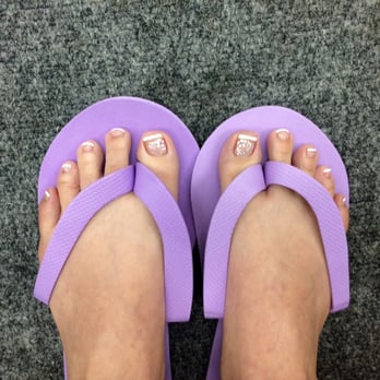 Queen Nails - Pedicure with flower design - Nail Salons Near Me - Los Angeles, California Queen Nails - Pedicure with flower design - Nail Salons Near Me - Los Angeles, California