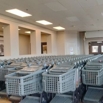 Cub - West Saint Paul - rows of empty shopping carts - Grocery Near Me - West Saint Paul, Minnesota Cub - West Saint Paul - rows of empty shopping carts - Grocery Near Me - West Saint Paul, Minnesota