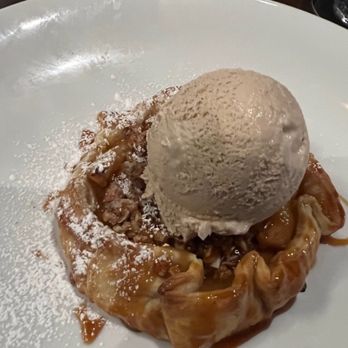 JOEY Kelowna - Apple pie with maple ice cream - Canadian (New) Near Me - Kelowna, British Columbia JOEY Kelowna - Apple pie with maple ice cream - Canadian (New) Near Me - Kelowna, British Columbia