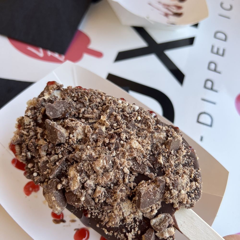 Luxe Bar - Kit Kat topping - Ice Cream & Frozen Yogurt Near Me Luxe Bar - Kit Kat topping - Ice Cream & Frozen Yogurt Near Me