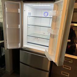 Staybridge Suites Boston Logan Airport - Revere - The refrigerator.